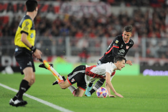 Buenos Aires, Argentina.- En las fotos tomadas el 22 de junio del 2023, durante el partido entre River Plate e Instituto en el Estadio Monumental. River Plate derrotó 3-1 a Instituto y estiró su diferencia a 10 puntos sobre su escolta, Talleres, que tiene un partido menos. Goles de Nicolás De La Cruz, Nacho Fernández y Lucas Beltrán para el conjunto de Martín Demichelis.