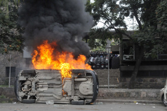 Jujuy, Argentina.- En las fotos tomadas el 20 de junio del 2023, varias decenas de personas resultaron heridas, una de ellas de gravedad, en fuertes enfrentamientos entre manifestantes y policías en Jujuy, en el noroeste de Argentina. Los altercados se dieron mientras la legislatura provincial instauraba una nueva Constitución que penaliza algunas formas de protesta.