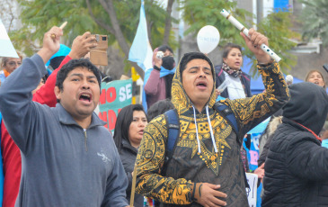 Jujuy, Argentina.- En las fotos tomadas el 28 de junio del 2023, docentes agrupados en la Asociación de Educadores Provinciales (Adep) de Jujuy, marcharon hasta la sede del ministerio de Educación local, en reclamo de paritarias y contra la reforma de la Constitución aprobada y jurada la semana pasada. En las protestas, la Policía de Jujuy, rodeó a los manifestantes que permanecían en el corte de la ruta nacional. Según el relato de los manifestantes, la situación durante el día fue tensa pues “durante la mañana nos tenían rodeados apuntando con armas" y con policías a caballo "en una situación que (hacía pensar que) ya nos reprimían".