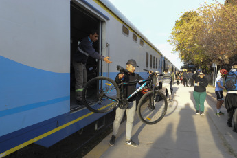 Mendoza, Argentina.- En las fotos tomadas el 4 de junio del 2023, muestra la llegada del tren con pasajeros a la estación de Palmira, en Mendoza. Tras 30 años, el tren que conecta la ciudad de Buenos Aires con Mendoza volvió a funcionar. Pese a ser un festejo la reactivación de la conexión, el servicio fue más lento que hace tres décadas.