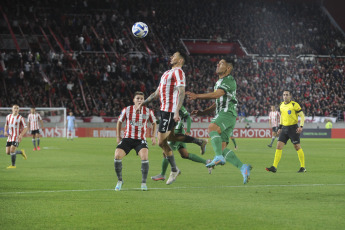 La Plata, Argentina.- En las fotos tomadas el 28 de junio del 2023, durante el partido entre Estudiantes y Oriente Petrolero en el cierre del grupo C de la Copa Sudamericana en el Estadio Jorge Luis Hirschi. Estudiantes goleó 4 a 0 a Oriente Petrolero pero terminó segundo en el Grupo C, que lo derivó al repechaje que tendrá que jugar con un tercero de Libertadores para clasificarse a octavos de final.