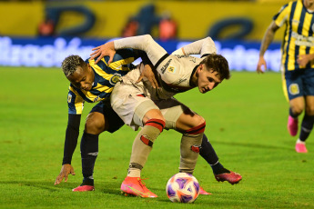 Rosario, Argentina.- En las fotos tomadas el 25 de junio del 2023, durante el partido entre Rosario Central y Colón de Santa Fe en el Estadio Gigante de Arroyito, en el marco de la fecha 21 de la Liga Profesional 2023. Rosario Central y Colón, igualaron 1-1, Eric Meza abrió el marcador para la visita y Alejo Véliz, tras un polémico penal, anotó el empate definitivo.