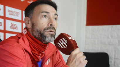 Santa Fe, Argentina.- En las fotos tomadas el 28 de junio del 2023, Kily González fue presentado en el predio tatengue de ''Casasol'', como el nuevo director técnico de Unión de Santa Fe. Esta será la segunda experiencia del Kily como DT, tras su etapa en Rosario Central entre 2020 y 2022.