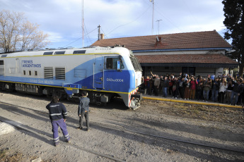 Mendoza, Argentina.- En las fotos tomadas el 4 de junio del 2023, muestra la llegada del tren con pasajeros a la estación de Palmira, en Mendoza. Tras 30 años, el tren que conecta la ciudad de Buenos Aires con Mendoza volvió a funcionar. Pese a ser un festejo la reactivación de la conexión, el servicio fue más lento que hace tres décadas.