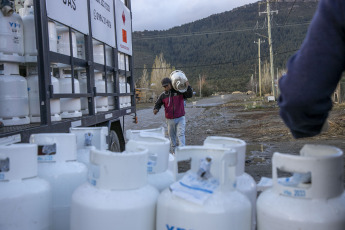 Rio Negro, Argentina.- En las fotos tomadas el 21 de junio del 2023, autoridades realizan el reparto de garrafas de gas, como parte del 'Plan Calor Gas' para aquellos sectores de mayor vulnerabilidad que viven en las zonas más frías de la provincia de Rio Negro y que no cuentan con acceso al gas natural. El Servicio Meteorlógico Nacional (SMN) emitió una serie de avisos por importantes nevadas que pueden afectar a las provincias de La Rioja, San Juan y Catamarca. En tanto, en el centro y oeste de Chubut se mantiene la alerta amarilla por temperaturas extremas por frío.