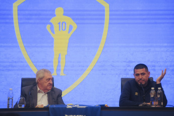 Buenos Aires, Argentina.- In the photos taken on June 14, 2023, Juan Román Riquelme (right) spoke at a press conference and confirmed that his tribute match will be on Sunday, June 25, at La Bombonera, before a crowd of Boca fans who they will fire him. “He is going to play on the most beautiful field in the world, with the most beautiful fans in the world,” said Román.