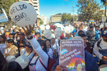 Jujuy, Argentina.- En las fotos tomadas el 26 de junio del 2023, estatales retoman medidas de fuerza y comunidades originarias mantienen los cortes de ruta. En el marco de las denuncias recibidas en las visitas realizadas a Jujuy la semana pasada, la Secretaría de Derechos Humanos de la Nación pidió a la justicia federal que inicie una investigación penal de forma urgente sobre el accionar de las fuerzas de seguridad provinciales en la feroz represión contra manifestantes.