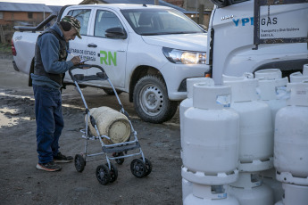 Rio Negro, Argentina.- En las fotos tomadas el 21 de junio del 2023, autoridades realizan el reparto de garrafas de gas, como parte del 'Plan Calor Gas' para aquellos sectores de mayor vulnerabilidad que viven en las zonas más frías de la provincia de Rio Negro y que no cuentan con acceso al gas natural. El Servicio Meteorlógico Nacional (SMN) emitió una serie de avisos por importantes nevadas que pueden afectar a las provincias de La Rioja, San Juan y Catamarca. En tanto, en el centro y oeste de Chubut se mantiene la alerta amarilla por temperaturas extremas por frío.