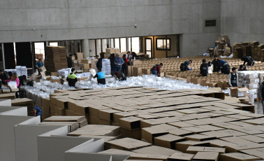 Córdoba, Argentina.- En las fotos tomadas el 20 de junio del 2023, la Justicia Electoral de Córdoba avanza en la preparación logística y diseña el operativo para el armado de urnas para las elecciones de gobernador del próximo domingo, en las que se decidirá el sucesor de Juan Schiaretti y que tiene a Martín Llaryora (Hacemos Unidos por Córdoba) y Luis Juez (Juntos por el Cambio) como favoritos. Además, se elegirán autoridades en 227 comunas y municipios, las cuales decidieron pegar sus elecciones a los comicios provinciales.