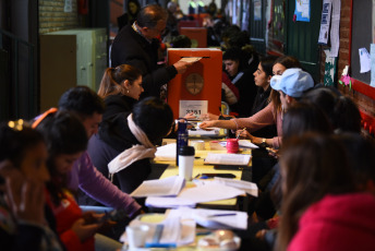 Tucumán, Argentina.- En las fotos tomadas el 11 de junio del 2023, argentinos emiten su voto durante las elecciones provinciales en Argentina. Durante las elecciones nacionales PASO (las Primarias Abiertas, Simultáneas y Obligatorias) el peronismo, de momento, se quedó solo con la gobernación de Tucumán (norte), mientras que la derecha opositora de Juntos por el Cambio -integrada por la Unión Cívica Radical (UCR) y la Propuesta Republicana (PRO)- sacó buenos resultados en las de San Luis (sureste), las primarias de Mendoza (oeste) y en las legislativas de Corrientes.