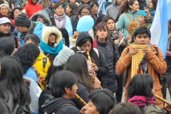 Jujuy, Argentina.- En las fotos tomadas el 28 de junio del 2023, docentes agrupados en la Asociación de Educadores Provinciales (Adep) de Jujuy, marcharon hasta la sede del ministerio de Educación local, en reclamo de paritarias y contra la reforma de la Constitución aprobada y jurada la semana pasada. En las protestas, la Policía de Jujuy, rodeó a los manifestantes que permanecían en el corte de la ruta nacional. Según el relato de los manifestantes, la situación durante el día fue tensa pues “durante la mañana nos tenían rodeados apuntando con armas" y con policías a caballo "en una situación que (hacía pensar que) ya nos reprimían".