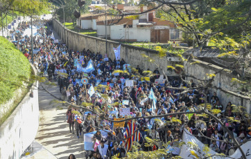 Jujuy, Argentina.- En las fotos tomadas el 14 de junio del 2023, miles de docentes, trabajadores estatales y militantes de organizaciones sociales marcharon en San Salvador de Jujuy en reclamo de una recomposición salarial y en contra de la reforma constitucional, así como por la derogación de un decreto del gobernador radical Gerardo Morales que "avanza en la criminalización de la protesta", donde autoriza la represión policial, da intervención directa a la Justicia penal y cobra multas a quienes corten calles u ocupen espacios públicos en demanda de mayores derechos.