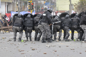 Jujuy, Argentina.- En las fotos tomadas el 20 de junio del 2023, varias decenas de personas resultaron heridas, una de ellas de gravedad, en fuertes enfrentamientos entre manifestantes y policías en Jujuy, en el noroeste de Argentina. Los altercados se dieron mientras la legislatura provincial instauraba una nueva Constitución que penaliza algunas formas de protesta.