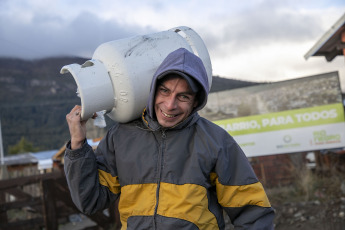 Rio Negro, Argentina.- En las fotos tomadas el 21 de junio del 2023, autoridades realizan el reparto de garrafas de gas, como parte del 'Plan Calor Gas' para aquellos sectores de mayor vulnerabilidad que viven en las zonas más frías de la provincia de Rio Negro y que no cuentan con acceso al gas natural. El Servicio Meteorlógico Nacional (SMN) emitió una serie de avisos por importantes nevadas que pueden afectar a las provincias de La Rioja, San Juan y Catamarca. En tanto, en el centro y oeste de Chubut se mantiene la alerta amarilla por temperaturas extremas por frío.