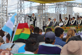 Yacuiba, Bolivia.- En las fotos tomadas el 1 de junio del 2023, el Presidente de Bolivia, Luis Arce, se reunió con su homólogo de Argentina, Alberto Fernández, para realizar la entrega del electroducto Juana Azurduy de Padilla, el primer proyecto eléctrico entre ambos países. La planta contiene dos subestaciones: una en la localidad de Yaguacua, Bolivia, y otra en la ciudad de Tartagal, Argentina y fue impulsada a partir del Memorándum de Entendimiento para el Intercambio de Energía Eléctrica entre Argentina y Bolivia, con una potencia de 132 kilovatios y 110 kilómetros de longitud.