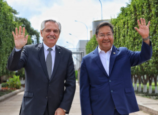 Yacuiba, Bolivia.- En las fotos tomadas el 1 de junio del 2023, el Presidente de Bolivia, Luis Arce (derecha), se reunió con su homólogo de Argentina, Alberto Fernández (izquierda), para realizar la entrega del electroducto Juana Azurduy de Padilla, el primer proyecto eléctrico entre ambos países. La planta contiene dos subestaciones: una en la localidad de Yaguacua, Bolivia, y otra en la ciudad de Tartagal, Argentina y fue impulsada a partir del Memorándum de Entendimiento para el Intercambio de Energía Eléctrica entre Argentina y Bolivia, con una potencia de 132 kilovatios y 110 kilómetros de longitud.