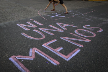 Buenos Aires, Argentina.- En las fotos tomadas el 3 de junio del 2023, una multitud se concentró frente al Congreso en Buenos Aires, al grito de 'ni una menos'. El asesinato de una joven a manos de un compañero de oficina que la acosaba enmarcó este sábado la octava marcha anual contra la violencia de género en Argentina donde en 2022 se registraron 252 femicidios, según la Corte Suprema de Justicia. La convocatoria, Ni una menos además hizo hincapié en las desigualdades económicas que sufren las mujeres.