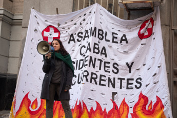 Buenos Aires, Argentina.- En las fotos tomadas el 14 de junio del 2023, trabajadores de la salud, residentes y concurrentes porteños pertenecientes a la Asamblea CABA, realizaron un nuevo plan de lucha con un paro y movilización hacia el Ministerio de Salud de la Ciudad de Buenos Aires, para denunciar la situación "crítica" del sistema de salud y exigir "salario básico de 450.000 pesos, ajuste mensual por la inflación y el pago de un haber más la cobertura por Accidentes de Riesgos del Trabajo (ART) para los concurrentes".