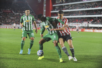 La Plata, Argentina.- En las fotos tomadas el 28 de junio del 2023, durante el partido entre Estudiantes y Oriente Petrolero en el cierre del grupo C de la Copa Sudamericana en el Estadio Jorge Luis Hirschi. Estudiantes goleó 4 a 0 a Oriente Petrolero pero terminó segundo en el Grupo C, que lo derivó al repechaje que tendrá que jugar con un tercero de Libertadores para clasificarse a octavos de final.