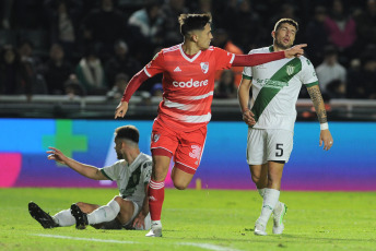 Buenos Aires, Argentina.- En las fotos tomadas el 12 de junio del 2023, durante el partido entre River y Banfield por la jornada 20 de la Liga Profesional Argentina en el Estadio Florencio Solá. River venció por 4-1 a Banfield como visitante. Para Banfield el gol fue marcado por Milton Giménez (a los 40 minutos). Para River los goles fueron marcados por Lucas Beltrán (a los 6, 48 minutos), Pablo Solari (a los 21 minutos) y Salomón Rondón (a los 94 minutos). En la próxima fecha, River se medirá con Instituto, mientras que Banfield tendrá como rival a Belgrano.