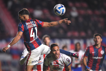 Buenos Aires, Argentina.- En las fotos tomadas el 27 de junio del 2023, durante el partido entre San Lorenzo y Estudiantes de Mérida por la sexta fecha del Grupo H de la Copa Sudamericana 2023 en el Estadio Pedro Bidegain. San Lorenzo goleó por 4-1 a Estudiantes de Mérida, y gracias al triunfo de Fortaleza ante Palestino, consiguió la clasificación a los 16avos de la competencia.