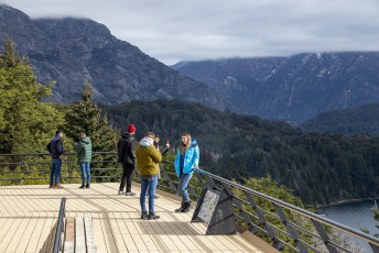 Bariloche, Argentina.- En las fotos tomadas el 18 de junio del 2023, turistas nacionales e internacionales visitan la ciudad rionegrina de San Carlos de Bariloche este fin de semana extra largo. Mendoza y Bariloche se convirtieron en dos de los destinos turísticos más elegidos. Mientras que el Gobierno mendocino reportó un 85