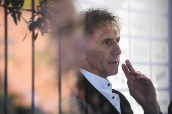 Buenos Aires, Argentina.- En las fotos tomadas el 5 de junio del 2023, Ricardo Gareca se despidió de Vélez Sarsfield tras un segundo ciclo en donde las cosas no salieron bien para el ex entrenador de la Selección peruana. "No pude mejorar a Vélez y soy responsable. Me costó encontrarle la vuelta al equipo" , dijo el ‘Tigre’ en una rueda de prensa.