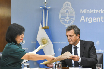 Buenos Aires, Argentina.- In the photos taken on June 21, 2023, Argentine Economy Minister Sergio Massa (right) met with officials from the Inter-American Development Bank (IDB). The IDB approved a loan for 350 million dollars to support Argentina's climate and decarbonization agenda, reported the Ministry of Economy of the southern country.