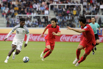 Santiago del Estero, Argentina.- En las fotos tomadas el 4 de junio del 2023, durante el partido entre Corea del Sur y Nigeria por los cuartos de final del Mundial Sub-20 en el Estadio Único Madre de Ciudades. Corea del Sur, con un gol del central Choi Seokhyun en la primera parte de la prórroga, superó este domingo a Nigeria por 1-0 y se medirá con Italia por un puesto en la final del Mundial.