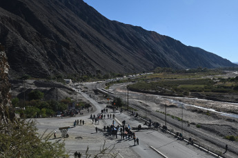 Jujuy, Argentina.- En las fotos tomadas el 22 de junio del 2023, en Purmamarca, comunidades originarias continúan el corte en la ruta 9 como parte de las protestas contra la reforma parcial a la Constitución local, la represión policial y la actitud autoritaria del gobernador Gerardo Morales. Las protestas han dejado un saldo de más de 170 heridos, algunos de gravedad, y alrededor de 70 detenidos. Durante las últimas jornadas las manifestantes comenzaron a exigir la renuncia de Morales.