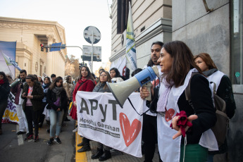 Buenos Aires, Argentina.- En las fotos tomadas el 14 de junio del 2023, trabajadores de la salud, residentes y concurrentes porteños pertenecientes a la Asamblea CABA, realizaron un nuevo plan de lucha con un paro y movilización hacia el Ministerio de Salud de la Ciudad de Buenos Aires, para denunciar la situación "crítica" del sistema de salud y exigir "salario básico de 450.000 pesos, ajuste mensual por la inflación y el pago de un haber más la cobertura por Accidentes de Riesgos del Trabajo (ART) para los concurrentes".