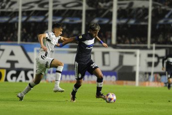 Santiago del Estero, Argentina.- En las fotos tomadas el 21 de junio del 2023, durante el partido entre Central Córdoba y Gimnasia y Esgrima La Plata en un encuentro válido por la 21ra. fecha de la Liga Profesional de Fútbol, en el estadio Alfredo Terrera, de la provincia de Santiago del Estero. Central Córdoba y Gimnasia empataron sin goles. El “Ferroviario” se encuentra en el 17mo. lugar con 25 puntos y sumó su segundo empate en fila sin goles. Gimnasia, por su parte, se ubica en la 15ta. posición con 26 puntos, y sigue sumando, ya que venía de vencer por 1 a 0 a Huracán en la fecha pasada.