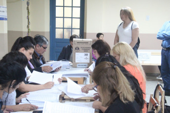 Formosa, Argentina.- En las fotos tomadas el 25 de junio del 2023, las personas emiten su voto en los comicios locales de Córdoba y Formosa. En el preámbulo de las elecciones generales de octubre próximo, dos provincias argentinas acudieron a las urnas este domingo, Formosa y Córdoba. Con más del 90