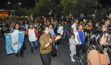 Jujuy, Argentina.- En las fotos tomadas el 27 de junio del 2023, cientos de personas protagonizaron una masiva marcha de antorchas a una semana de la represión que se registró en la capital jujeña mientras se aprobaba y juraba la cuestionada reforma parcial de la Carta Magna provincial. A los reclamos por la anulación de la reforma constitucional se suma el pedido de que se "respeten los derechos" y que las autoridades del Gobierno provincial, "deje de provocar a las mayorías" que mantienen sus "protestas pacíficas", indicaron los manifestantes.