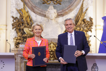 Buenos Aires, Argentina.- En las fotos tomadas el 13 de junio del 2023, el presidente Alberto Fernández (derecha) mantuvo una reunión en Casa Rosada con la titular de la Comisión Europea, Ursula von der Leyen (izquierda), durante la cual abordaron la relación comercial de la Argentina con la Unión Europea (UE), repasaron la situación del acuerdo Mercosur-UE y destacaron la importancia de la Cumbre del bloque europeo con la CELAC que tendrá lugar en Bruselas en julio.