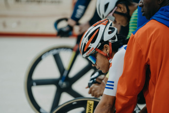 San Juan, Argentina.- En las fotos tomadas el 18 de junio del 2023, durante el cierre del primer panamericano de pista de la historia realizado en San Juan, Argentina. La disputa en ambas ramas de la especialidad Madison (también llamada Americana), sumado a otras tres finales, dieron por finalizada este domingo la edición 2023 del Campeonato Panamericano de ciclismo. El seleccionado canadiense de ciclismo en pista encabezó el medallero del campeonato, peleando por ese primer lugar con los representativos de Colombia y México.