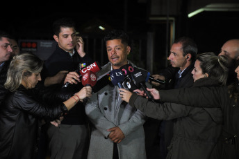 Buenos Aires, Argentina.- En las fotos tomadas el 6 de junio del 2023, el abogado del cantante L-Gante, Alejandro Cipolla (centro), brindó declaraciones a la prensa tras la detención del artista, en un country de Moreno por privación ilegítima de la libertad, amenazas agravadas y tenencia ilegítima de armas de fuego, en el marco de una serie de allanamientos en esa localidad bonaerense, General Rodríguez y Luján.