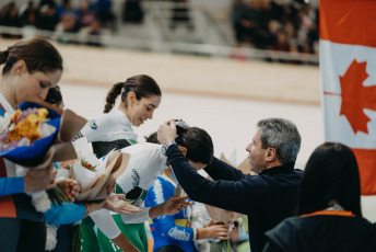 San Juan, Argentina.- En las fotos tomadas el 18 de junio del 2023, durante el cierre del primer panamericano de pista de la historia realizado en San Juan, Argentina. La disputa en ambas ramas de la especialidad Madison (también llamada Americana), sumado a otras tres finales, dieron por finalizada este domingo la edición 2023 del Campeonato Panamericano de ciclismo. El seleccionado canadiense de ciclismo en pista encabezó el medallero del campeonato, peleando por ese primer lugar con los representativos de Colombia y México.