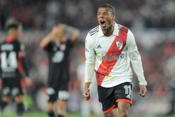 Buenos Aires, Argentina.- En las fotos tomadas el 22 de junio del 2023, durante el partido entre River Plate e Instituto en el Estadio Monumental. River Plate derrotó 3-1 a Instituto y estiró su diferencia a 10 puntos sobre su escolta, Talleres, que tiene un partido menos. Goles de Nicolás De La Cruz, Nacho Fernández y Lucas Beltrán para el conjunto de Martín Demichelis.