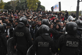 Buenos Aires, Argentina.- En las fotos tomadas el 6 de junio del 2023, muestra a hinchas del Colo Colo durante los incidentes en las inmediaciones de la Bombonera. Boca Juniors superó 1-0 a Colo Colo y se aseguró su clasificación a los octavos de final de la Copa Libertadores, sin embargo, una vez que terminó el partido, ocurrieron graves incidentes entre ambas hinchas. En relación a los heridos, se puso constatar que seis personas fueron atendidas en el Hospital.