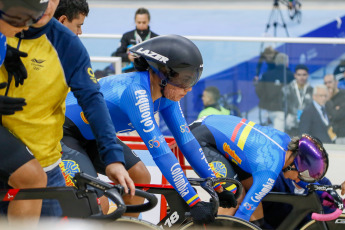 San Juan, Argentina.- En las fotos tomadas el 15 de junio del 2023, deportistas compiten en el Panamericano de Ciclismo en Pista en el nuevo Velódromo Vicente Alejo Chancay, de Pocito, que fue habilitado para el desarrollo de la competencia en la que participan 190 corredores de 19 países. 6.000 aficionados presencian las competencias femeninas y masculinas que se desarrollan sobre su pista de madera.