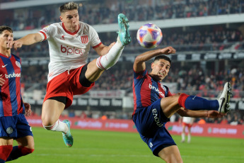 La Plata, Argentina.- En las fotos tomadas el 21 de junio del 2023, durante el partido entre Estudiantes y San Lorenzo por la fecha 21 de la Liga Profesional de Fútbol en el estadio Jorge Luis Hirschi, de la ciudad de La Plata. Estudiantes y San Lorenzo igualaron 1-1, resultado que será celebrado por el líder River Plate. San Lorenzo se ubica en la tercera posición con 38 unidades, mientras que Estudiantes está a 11 del único puntero que tiene la LPF.