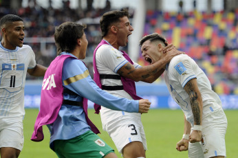 Santiago del Estero, Argentina.- En las fotos tomadas el 1 de junio del 2023, durante el partido entre Uruguay y Gambia por los octavos de final del Mundial Sub-20 en el estadio Madre de Ciudades en Santiago del Estero (norte). Uruguay venció a Gambia por 1 a 0 con el gol de Anderson Duarte (65) y avanzó a los cuartos de final del certamen ecuménico, donde afrontará un duelo frente a Estados Unidos.