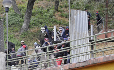 Jujuy, Argentina.- En las fotos tomadas el 20 de junio del 2023, varias decenas de personas resultaron heridas, una de ellas de gravedad, en fuertes enfrentamientos entre manifestantes y policías en Jujuy, en el noroeste de Argentina. Los altercados se dieron mientras la legislatura provincial instauraba una nueva Constitución que penaliza algunas formas de protesta.