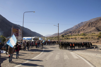 Jujuy, Argentina.- En las fotos tomadas el 18 de junio del 2023, durante las protestas y cortes de ruta en Jujuy, Argentina, contra la reforma de la Constitución. Las protestas en el distrito del norte argentino, fueron encabezadas por comunidades originarias, gremios y partidos políticos que rechazaron tanto el contenido como el tratamiento brindado por los convencionales constituyentes jujeños.