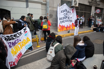 Buenos Aires, Argentina.- En las fotos tomadas el 14 de junio del 2023, trabajadores de la salud, residentes y concurrentes porteños pertenecientes a la Asamblea CABA, realizaron un nuevo plan de lucha con un paro y movilización hacia el Ministerio de Salud de la Ciudad de Buenos Aires, para denunciar la situación "crítica" del sistema de salud y exigir "salario básico de 450.000 pesos, ajuste mensual por la inflación y el pago de un haber más la cobertura por Accidentes de Riesgos del Trabajo (ART) para los concurrentes".