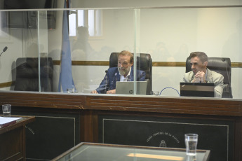 Buenos Aires, Argentina.- En las fotos tomadas el 15 de junio del 2023, Fernando André Sabag Montiel y Brenda Uliarte, los dos acusados por el intento de asesinato de la Vicepresidenta Cristina Kirchne, durante el juicio oral en el que fueron condenados a un año de prisión en suspenso como coautores del delito de tenencia ilegítima de un Documento Nacional de Identidad (DNI) ajeno, que fue hallado durante los allanamientos que se realizaron en marco de la investigación por el atentado a Cristina Fernández de Kirchner.