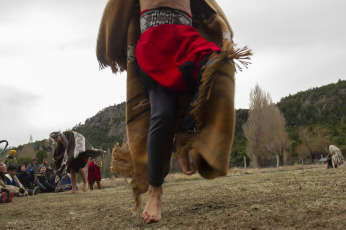 Rio Negro, Argentina.- In the photos taken on June 20, 2023, Mapuche communities celebrated Wiñoy Tripantu (New Year) on the winter solstice. For the indigenous peoples of South America, the winter solstice represents the arrival of a new life cycle of Mother Earth. According to their beliefs, sunlight will last approximately nine hours, so the shortest day of the year and, therefore, the longest night begins a new cycle of nature and the beginning of winter.