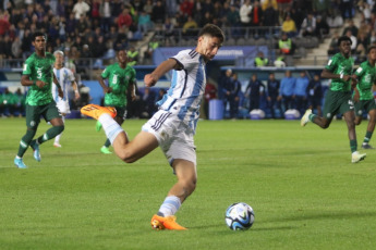 San Juan, Argentina.- En las fotos tomadas el 31 de mayo del 2023, durante el partido entre Argentina y Nigeria en el Estadio San Juan del Bicentenario por los octavos de final del Mundial Sub-20. El seleccionado argentino quedó eliminado del Mundial al perder por 2 a 0 ante Nigeria, con goles en el segundo tiempo de Ibrahim Muhammad a los 15 minutos y Rilwanu Sarki a los 45 para el conjunto africano.