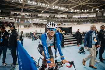 San Juan, Argentina.- En las fotos tomadas el 18 de junio del 2023, durante el cierre del primer panamericano de pista de la historia realizado en San Juan, Argentina. La disputa en ambas ramas de la especialidad Madison (también llamada Americana), sumado a otras tres finales, dieron por finalizada este domingo la edición 2023 del Campeonato Panamericano de ciclismo. El seleccionado canadiense de ciclismo en pista encabezó el medallero del campeonato, peleando por ese primer lugar con los representativos de Colombia y México.